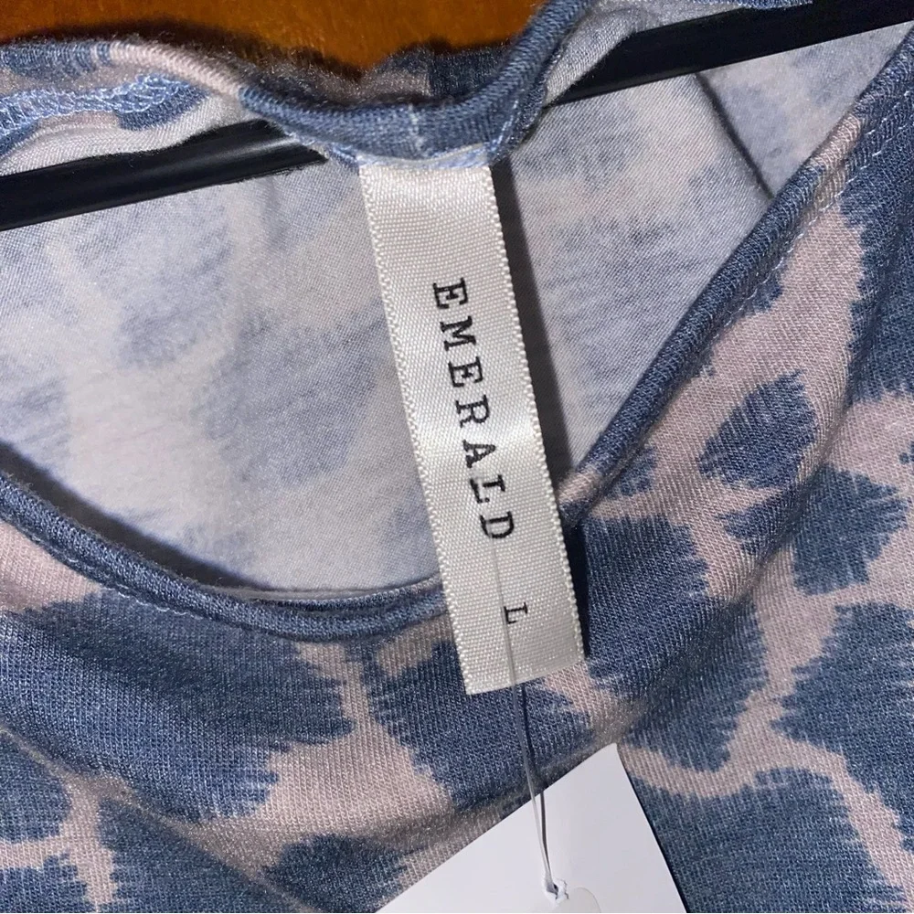 EMERALD COLLECTION Animal Printed Blouse.  SZ L. NWT - Picture 5 of 6